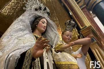 La Virgen del Carmen vuelve a presidir el altar mayor de la iglesia de San Gregorio/Francisco Javier Santana.